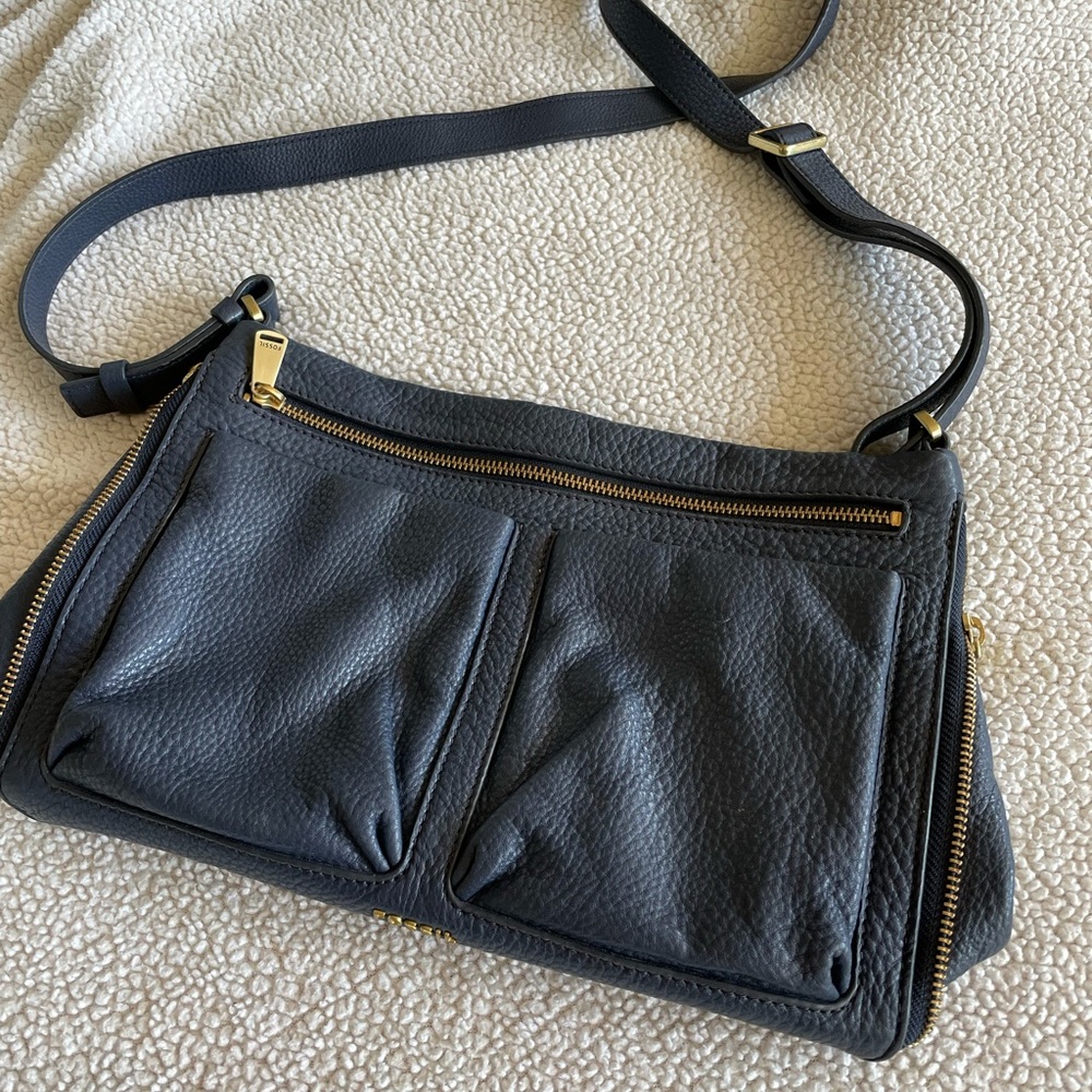 Navy fossil crossbody purse. In good condition.